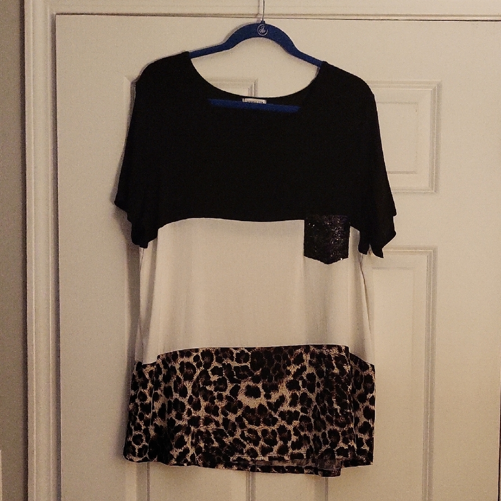 Stylish Black and White Leopard Print Short Sleeve Top